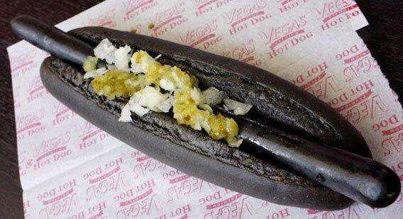comidas más extrañas de Japon hot dog negro